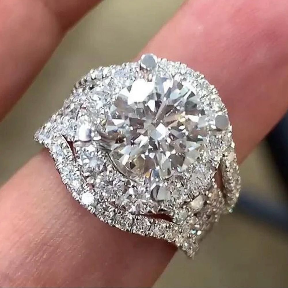 BEAUTIFUL CUBIC ZIRCONIA RING